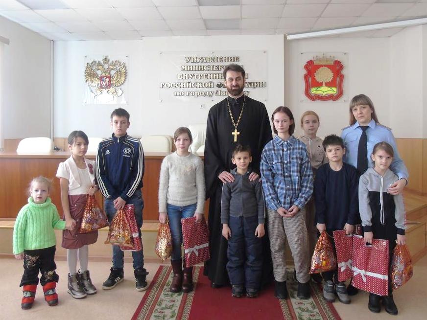 Священник принял участие в благотворительной акции в честь праздника Рождества Христова