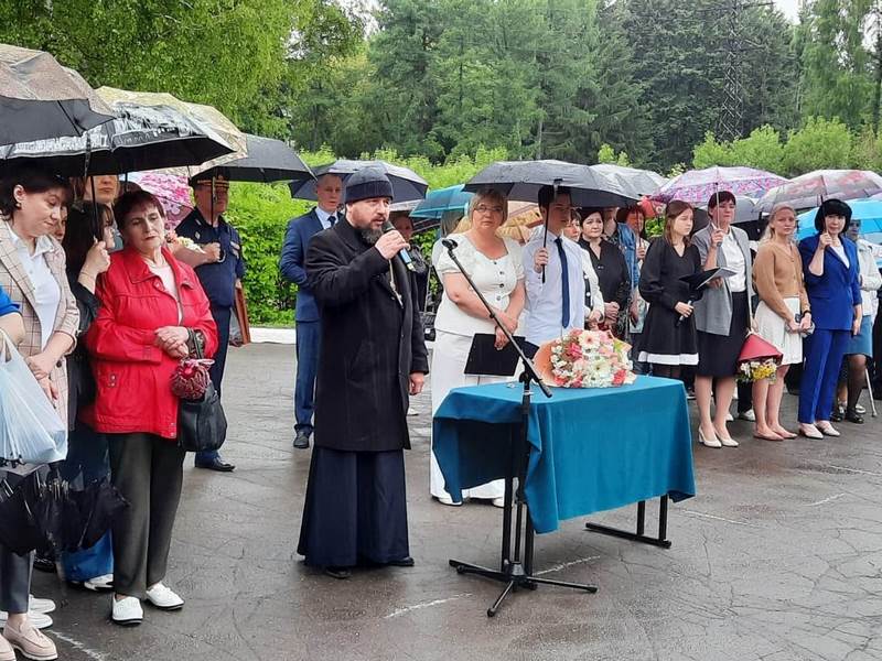 Священнослужители приняли участие в празднике «Последний звонок» в МБОУ СШ №14 г. Липецка
