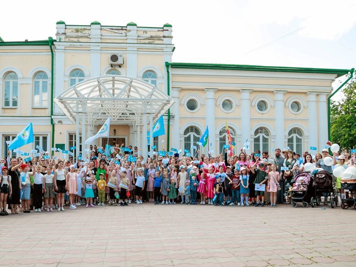 В рамках Всероссийской недели семьи «7яФест» в Липецке прошел парад счастливых семей