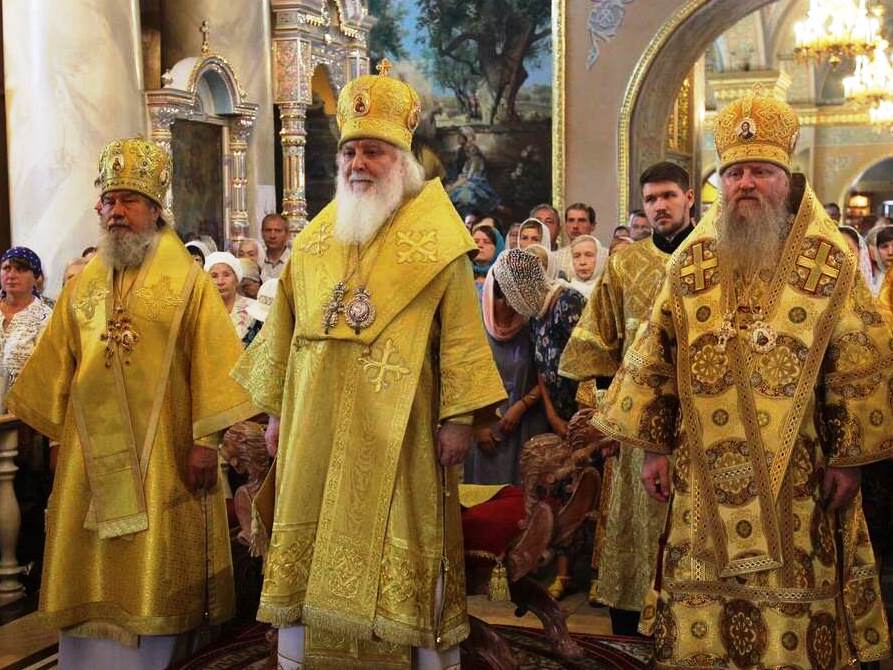 Глава митрополии возглавил Божественную литургию и торжественную встречу ковчега со святыми мощами святителя Тихона, Патриарха Московского и всея Руси