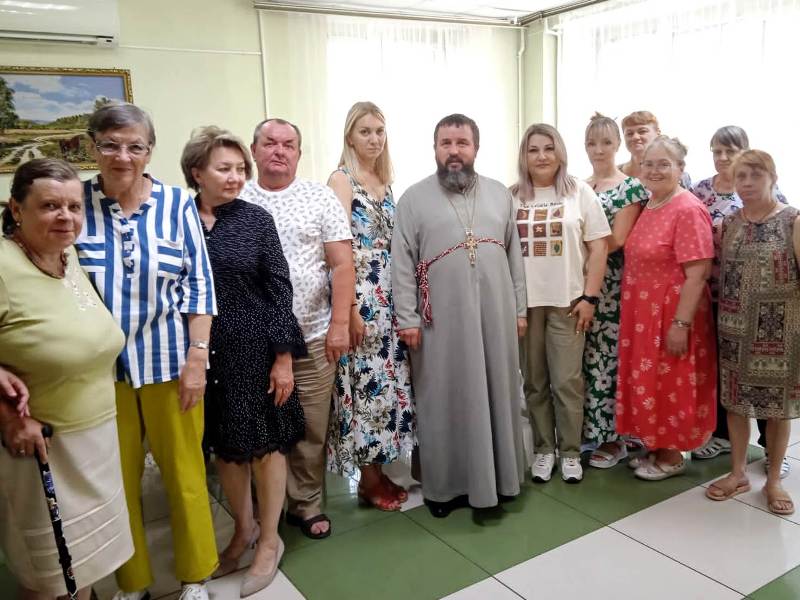 Священник провел встречу с клиентами и сотрудниками филиала №1 Кризисного центра помощи семье и детям ОБУ «Центр помощи семье и детям «Большая медведица»