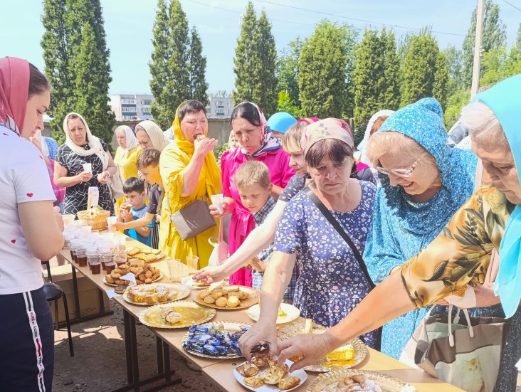 Воспитанники воскресной школы храма свтт. Митрофана и Тихона г. Липецка поздравили прихожан с Днем Святой Троицы