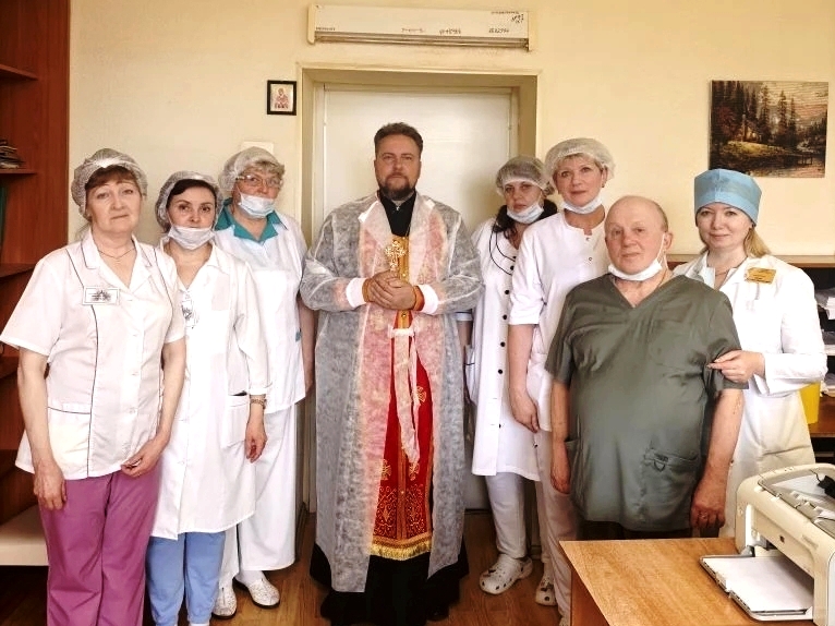 Священник совершил молебен с водосвятием в Липецкой областной клинической инфекционной больнице