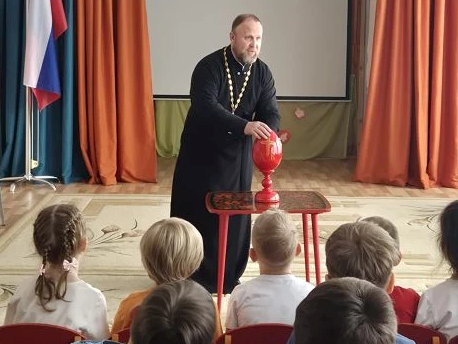 В липецком детском саду №1 прошла встреча с клириком кафедрального собора