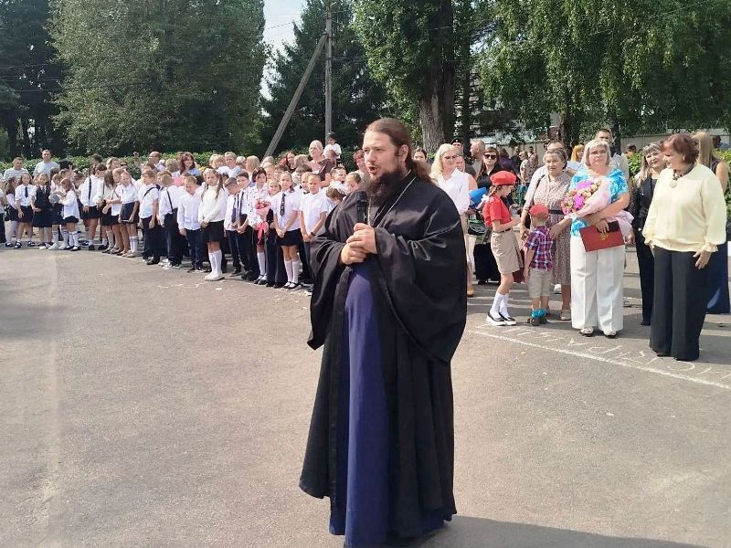 В День знаний священник принял участие в торжественной линейке в МБОУ СШ №14 г. Липецка