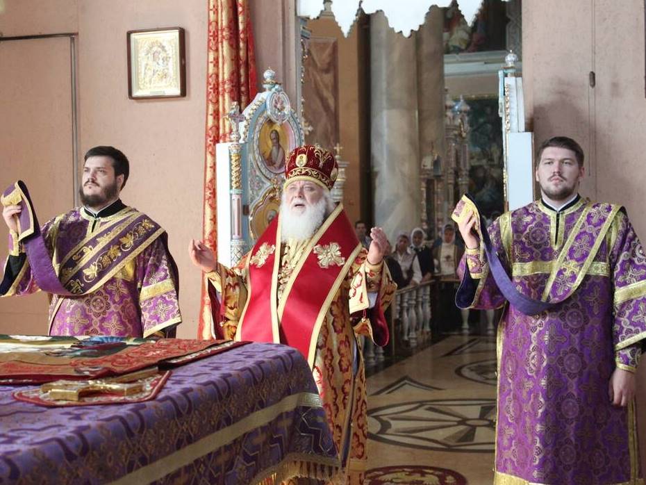 Спаси, Господи, люди Твоя и благослови достояние Твое, победы на сопротивныя даруя и Твое сохраняя Крестом Твоим жительство