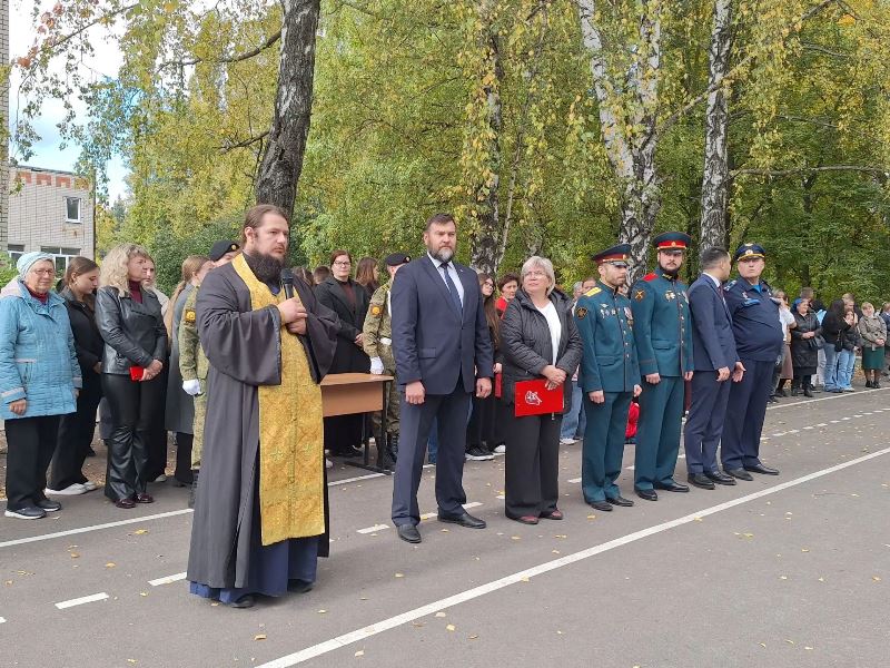 Священник принял участие в торжественном мероприятии принятия Клятвы кадета в МБОУ СШ №14 г. Липецка