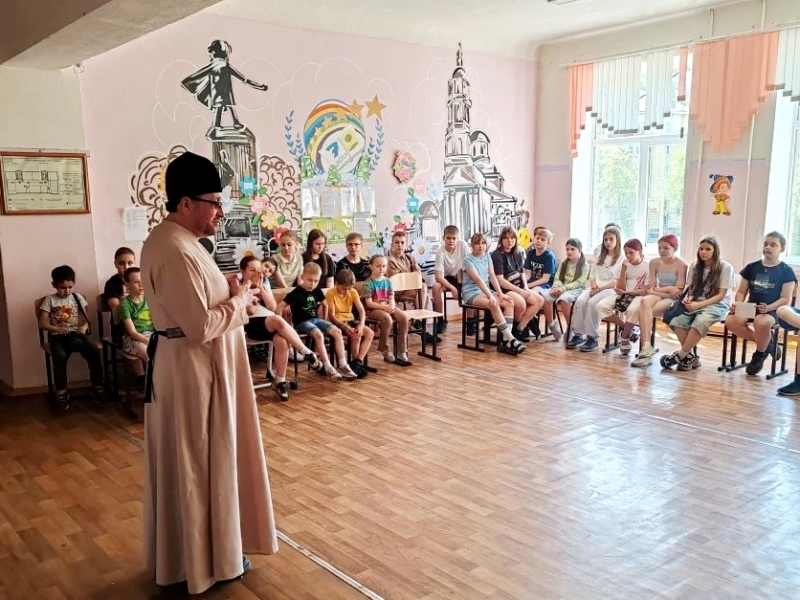 Клирик храма Покрова Пресвятой Богородицы посетил общеобразовательные учреждения г. Липецка