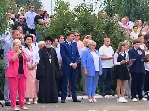 В День знаний священник приветствовал участников торжественной линейки в МБОУ СШ №35 микрорайона Сселки г. Липецка  